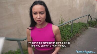 Public Agent - Ohne se pro tlustého ptáka venku v zahradní kůlně