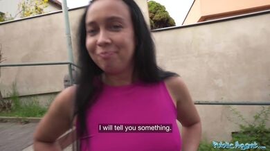 Public Agent - Ohne se pro tlustého ptáka venku v zahradní kůlně