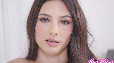 Sophie Tyler se v dlouhém pornu ukazuje s obrovským černým ptáke