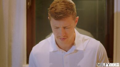 MILFY - Drsná šéfka Charli požaduje, aby ji asistent tvrdě ošukal