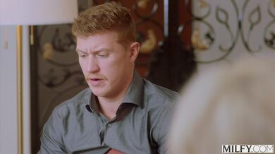 MILFY - Drsná šéfka Charli požaduje, aby ji asistent tvrdě ošukal