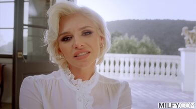 MILFY - Drsná šéfka Charli požaduje, aby ji asistent tvrdě ošukal