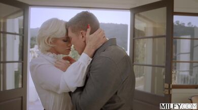 MILFY - Drsná šéfka Charli požaduje, aby ji asistent tvrdě ošukal