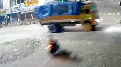 Střet motocyklu s nákladním vozem nepřežili dva mladíci