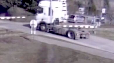 Tragická srážka vlaku s kamionem na Slovensku: Řidič nepřežil střet a následný požár