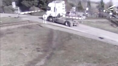 Tragická srážka vlaku s kamionem na Slovensku: Řidič nepřežil střet a následný požár