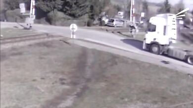 Tragická srážka vlaku s kamionem na Slovensku: Řidič nepřežil střet a následný požár