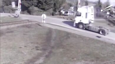 Tragická srážka vlaku s kamionem na Slovensku: Řidič nepřežil střet a následný požár