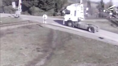 Tragická srážka vlaku s kamionem na Slovensku: Řidič nepřežil střet a následný požár