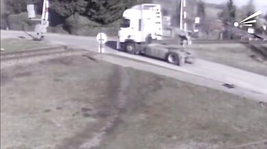 Tragická srážka vlaku s kamionem na Slovensku: Řidič nepřežil střet a následný požár