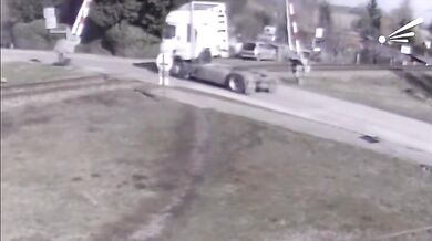 Tragická srážka vlaku s kamionem na Slovensku: Řidič nepřežil střet a následný požár