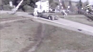 Tragická srážka vlaku s kamionem na Slovensku: Řidič nepřežil střet a následný požár