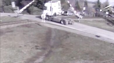 Tragická srážka vlaku s kamionem na Slovensku: Řidič nepřežil střet a následný požár