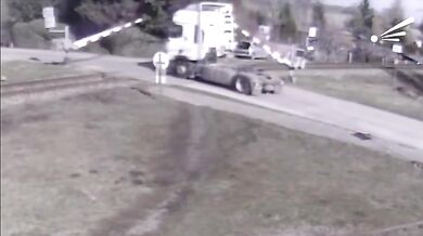 Tragická srážka vlaku s kamionem na Slovensku: Řidič nepřežil střet a následný požár