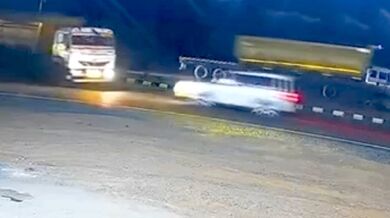 Kamion s uhlím v protisměru rozdrtil SUV a zabil čtyři lidi