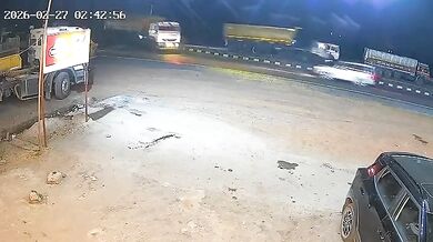 Kamion s uhlím v protisměru rozdrtil SUV a zabil čtyři lidi