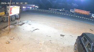 Kamion s uhlím v protisměru rozdrtil SUV a zabil čtyři lidi