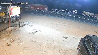 Kamion s uhlím v protisměru rozdrtil SUV a zabil čtyři lidi