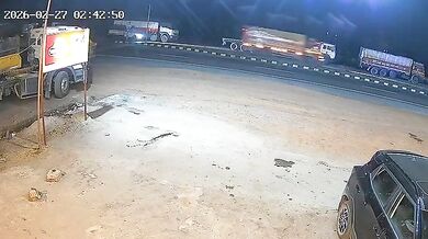 Kamion s uhlím v protisměru rozdrtil SUV a zabil čtyři lidi