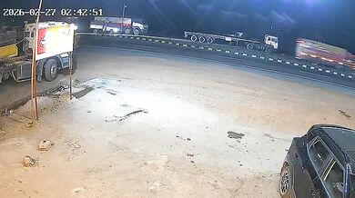 Kamion s uhlím v protisměru rozdrtil SUV a zabil čtyři lidi