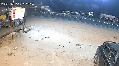 Kamion s uhlím v protisměru rozdrtil SUV a zabil čtyři lidi