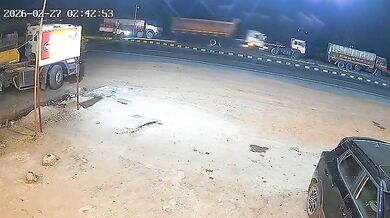 Kamion s uhlím v protisměru rozdrtil SUV a zabil čtyři lidi