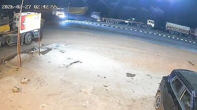 Kamion s uhlím v protisměru rozdrtil SUV a zabil čtyři lidi