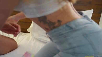 Ella Reese jako nezbedná lektorka