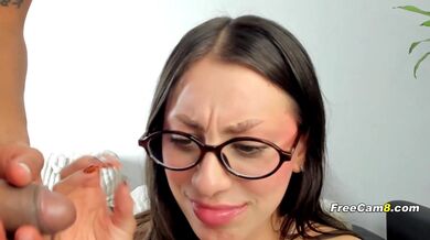 Nerdy holka potěší svého přítele žhavým kouřením