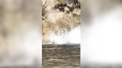 Nehoda traktoru skončila pádem do řeky bez zranění