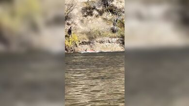 Nehoda traktoru skončila pádem do řeky bez zranění