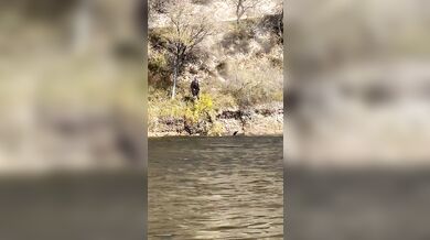 Nehoda traktoru skončila pádem do řeky bez zranění