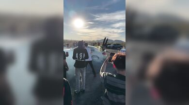 Srážka diváka během nelegálního driftování