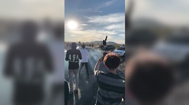 Srážka diváka během nelegálního driftování