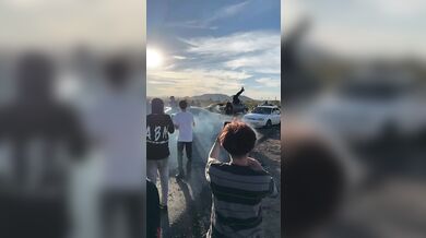 Srážka diváka během nelegálního driftování