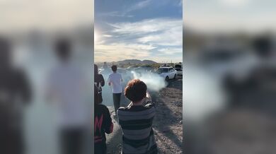 Srážka diváka během nelegálního driftování