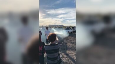 Srážka diváka během nelegálního driftování