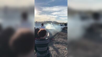 Srážka diváka během nelegálního driftování