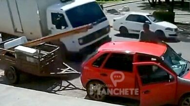 Nákladní auto smetlo mladíka u jeho vozu