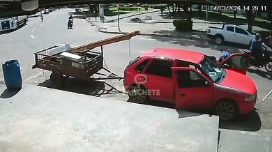 Nákladní auto smetlo mladíka u jeho vozu