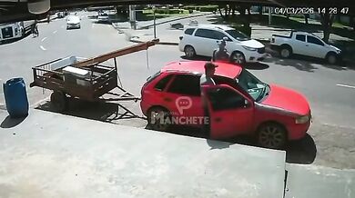 Nákladní auto smetlo mladíka u jeho vozu