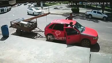 Nákladní auto smetlo mladíka u jeho vozu