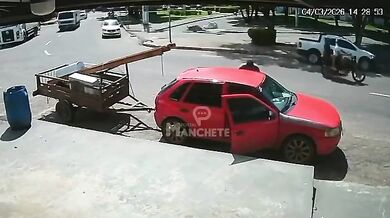 Nákladní auto smetlo mladíka u jeho vozu