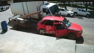 Nákladní auto smetlo mladíka u jeho vozu