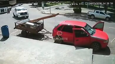 Nákladní auto smetlo mladíka u jeho vozu