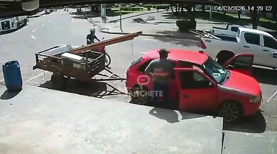 Nákladní auto smetlo mladíka u jeho vozu