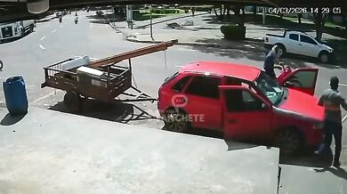 Nákladní auto smetlo mladíka u jeho vozu