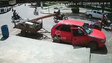 Nákladní auto smetlo mladíka u jeho vozu