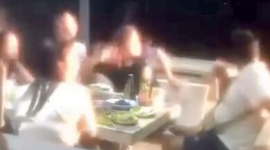 Muž po hádce najel pickupem do své manželky a jejích přátel