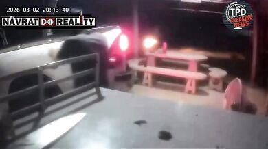 Muž po hádce najel pickupem do své manželky a jejích přátel